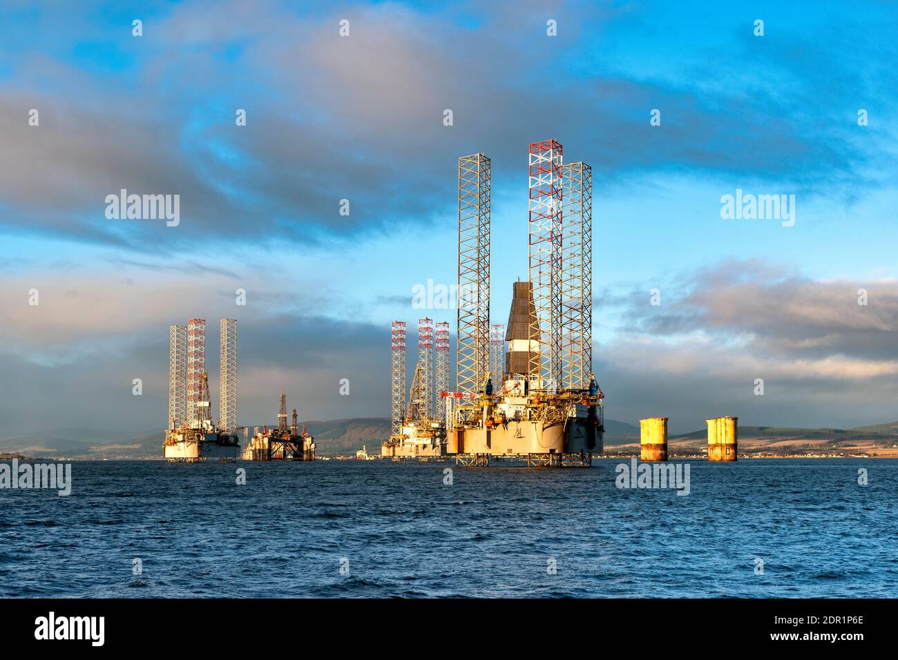 CROMARTY BLACK ISLE PENINSULAR SCOTLAND EARLY WINTER MORNING AND THE CROMARTY FIRTH WITH OIL PLATFORMS OR RIGS Stock Photo