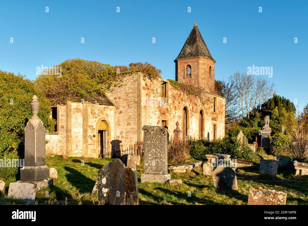 CROMARTY BLACK ISLE PENINSULAR SCOTLAND THE OLD GAELIC CHURCHYARD AND CEMETERY WITH DERELICT CHURCH Stock Photo