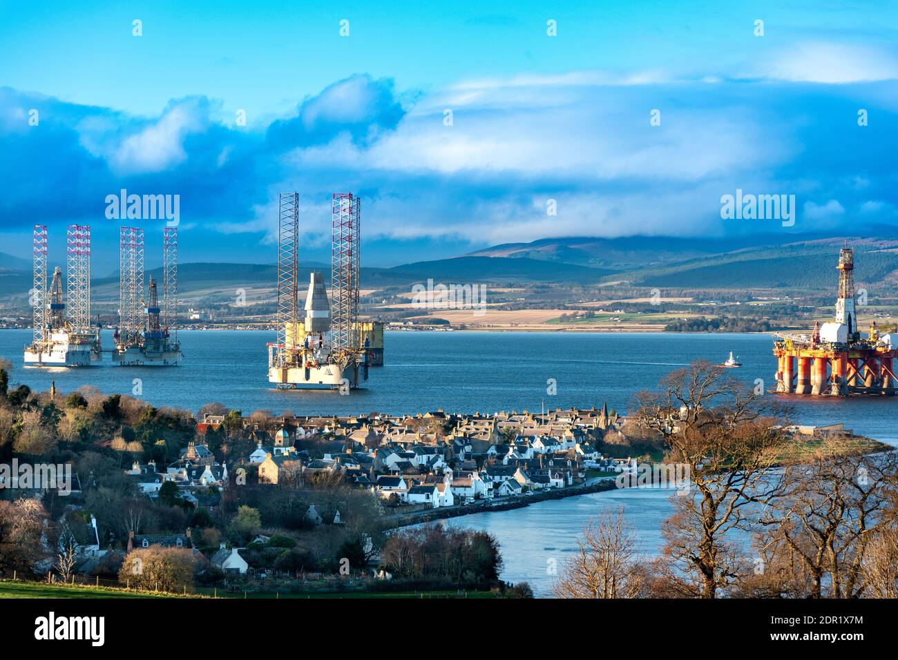 CROMARTY BLACK ISLE PENINSULAR SCOTLAND VIEW OF VILLAGE HOUSES AND OIL RIGS OR PLATFORMS IN THE CROMARTY FIRTH Stock Photo