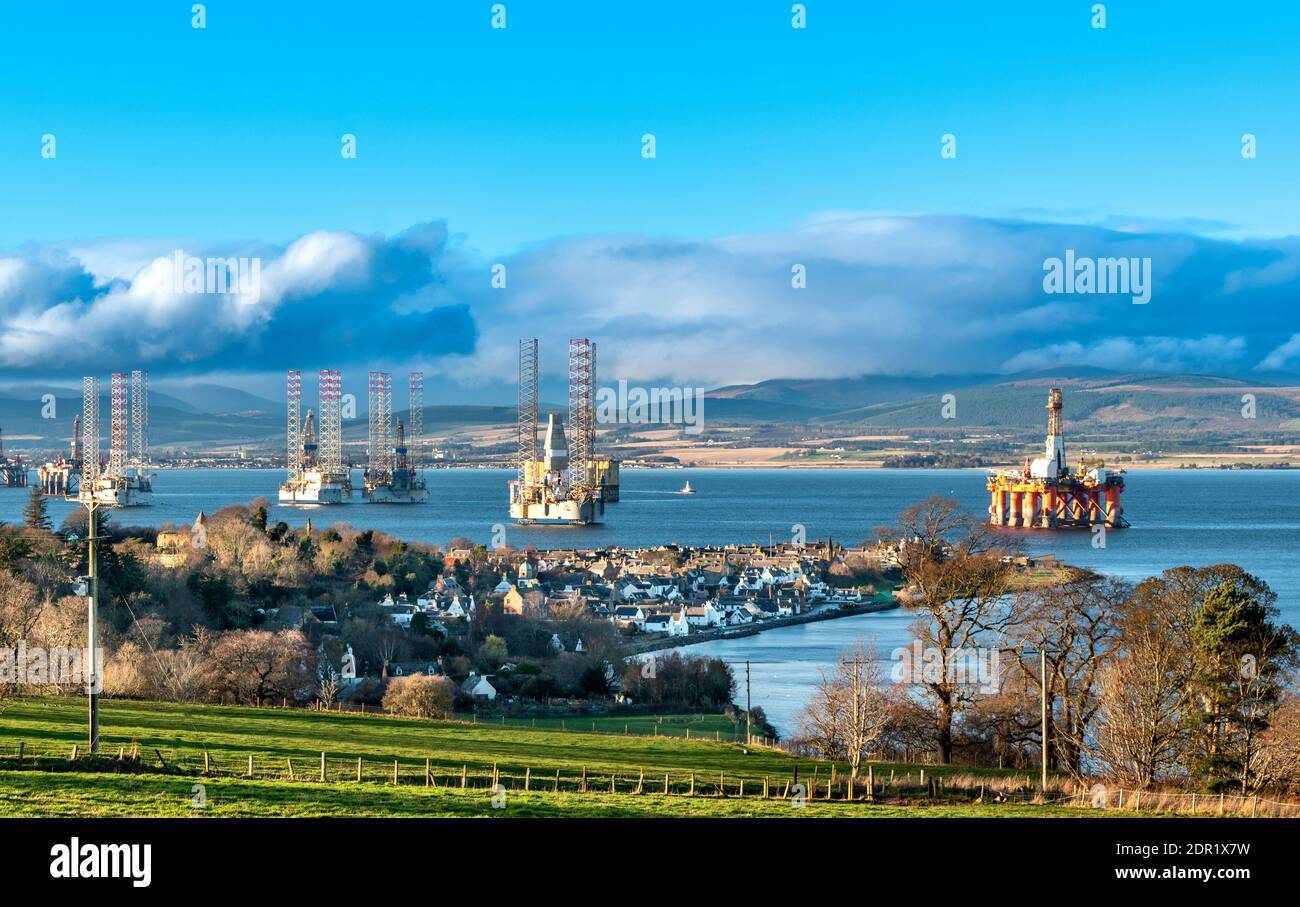 CROMARTY BLACK ISLE PENINSULAR SCOTLAND VIEW OF VILLAGE THE HOUSES AND OIL RIGS OR PLATFORMS IN THE CROMARTY FIRTH Stock Photo