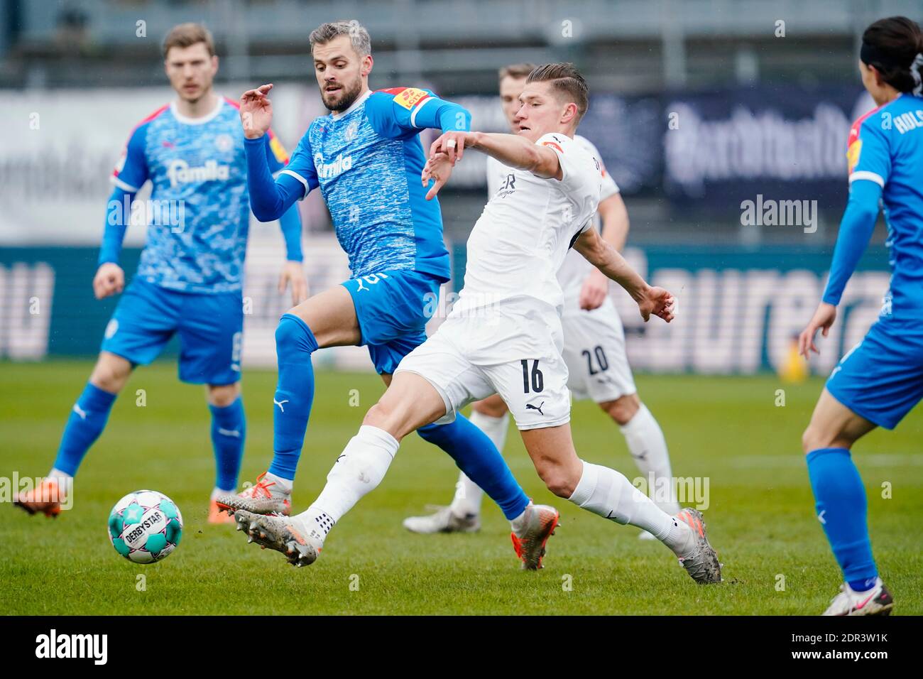 Sandhausen, Germany. 20th Dec, 2020. Football: 2. Bundesliga, SV Sandhausen - Holstein Kiel, Matchday 13 at BWT-Stadion am Hardtwald. Kiel's Stefan Thesker (l) and Sandhausen's Kevin Behrens fight for the ball. Credit: Uwe Anspach/dpa - IMPORTANT NOTE: In accordance with the regulations of the DFL Deutsche Fußball Liga and/or the DFB Deutscher Fußball-Bund, it is prohibited to use or have used photographs taken in the stadium and/or of the match in the form of sequence pictures and/or video-like photo series./dpa/Alamy Live News Stock Photo