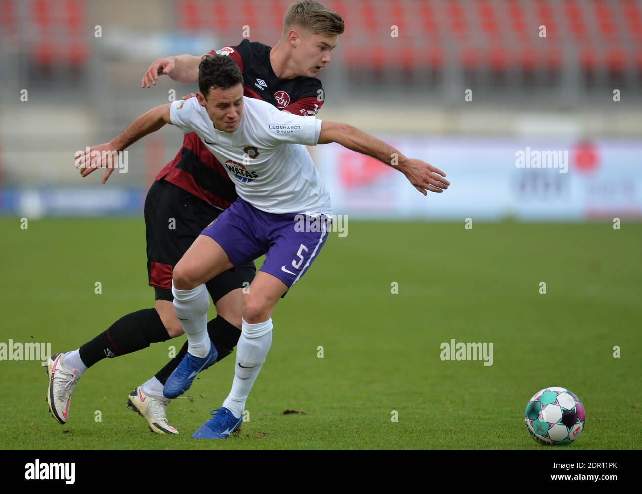 Nuremberg, Germany. 20th Dec, 2020. Soccer: 2. Bundesliga, 1. FC Nürnberg - Erzgebirge Aue, Matchday 13, Max-Morlock-Stadion Nürnberg: Nuremberg's Noel Knothe (l) plays against Clemens Fandrich from Aue. Credit: Timm Schamberger/dpa - IMPORTANT NOTE: In accordance with the regulations of the DFL Deutsche Fußball Liga and/or the DFB Deutscher Fußball-Bund, it is prohibited to use or have used photographs taken in the stadium and/or of the match in the form of sequence pictures and/or video-like photo series./dpa/Alamy Live News Stock Photo
