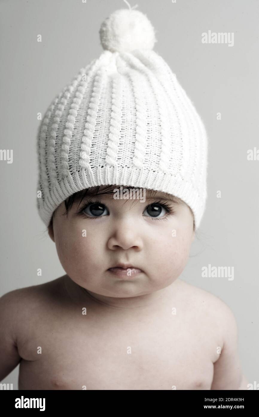 GREAT BRITAIN / England / London / Baby girl / 611 months /wearing