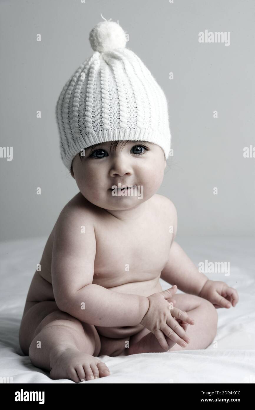 GREAT BRITAIN / England / London / Baby girl / 611 months /wearing