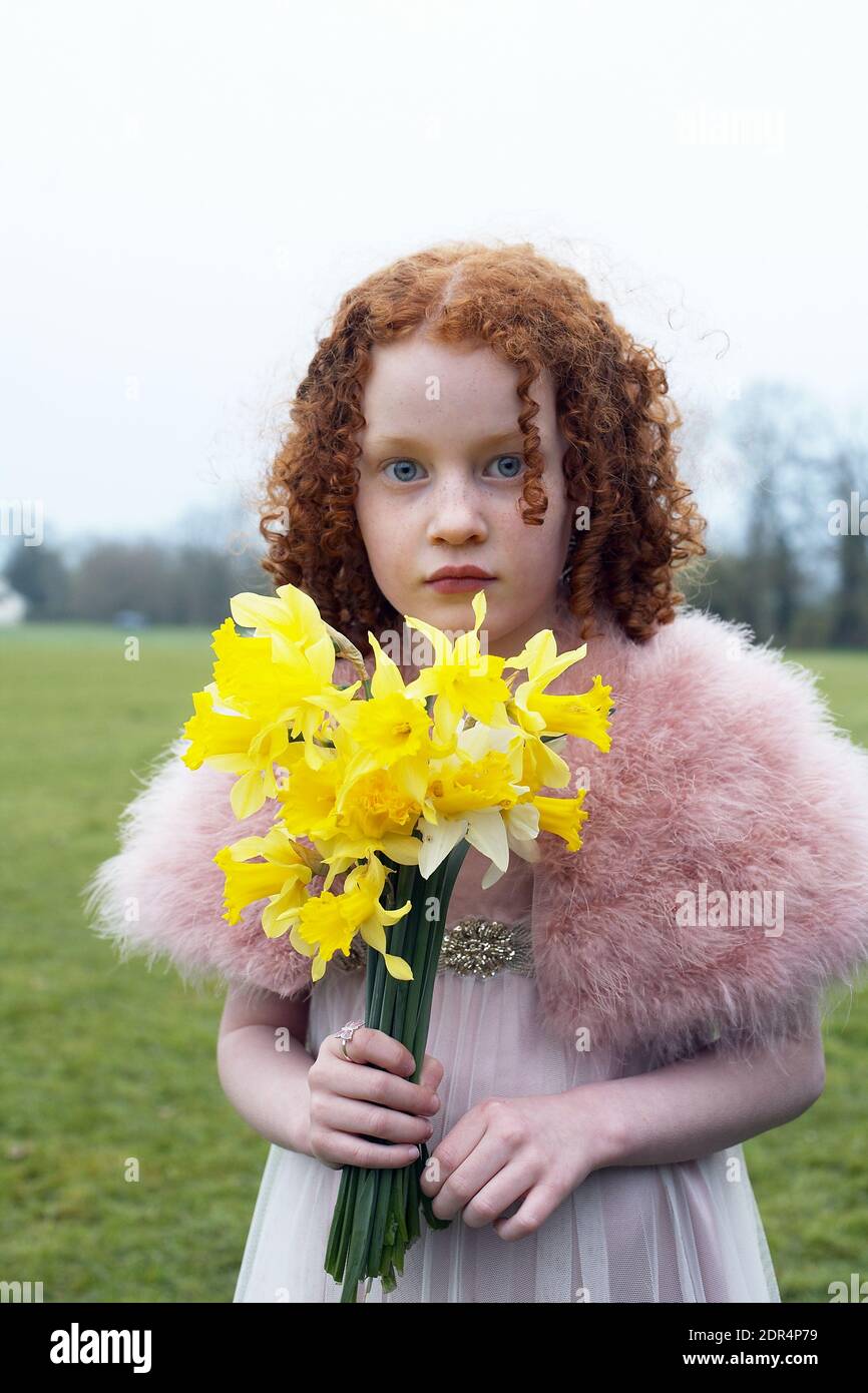 Girl holding daffodil flower hires stock photography and images Alamy