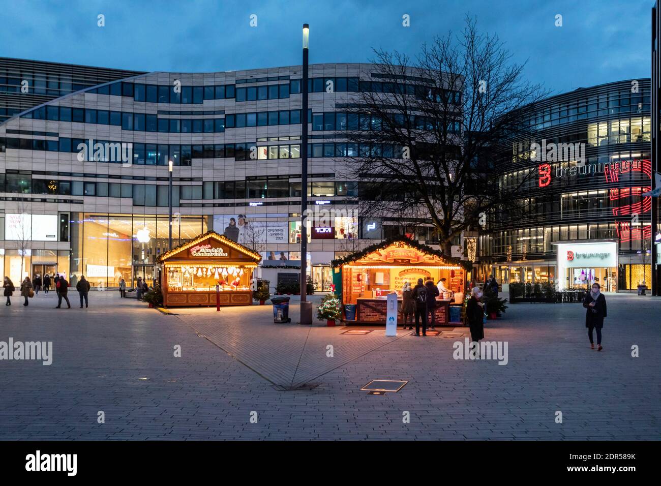 Advent weekend in Dusseldorf city center at Ko-Bogen after the lockdown in the Corona crisis with a greatly reduced Christmas market Stock Photo