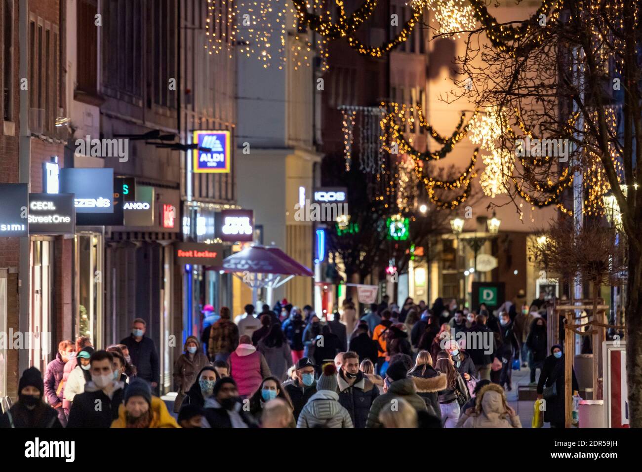 Adventswochenende in der Düsseldorfer Altstadt nach dem Lockdown in der Corona Krise – Fußgängerzone Flinger Straße Stock Photo