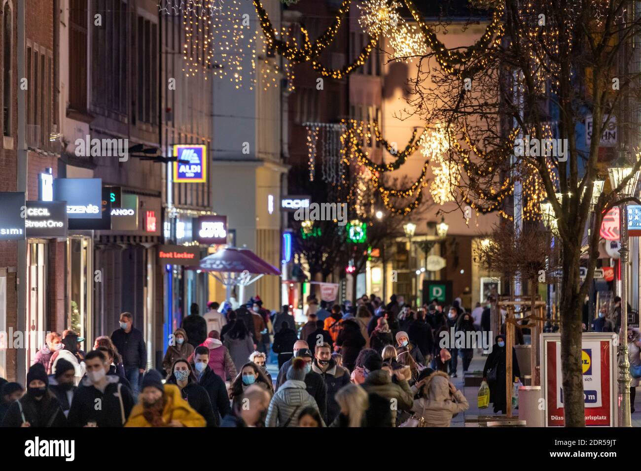 Adventswochenende in der Düsseldorfer Altstadt nach dem Lockdown in der Corona Krise – Fußgängerzone Flinger Straße Stock Photo
