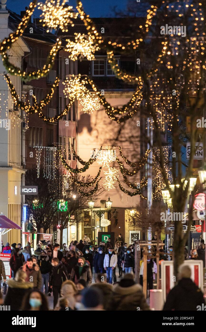 Adventswochenende in der Düsseldorfer Altstadt nach dem Lockdown in der Corona Krise – Fußgängerzone Flinger Straße Stock Photo