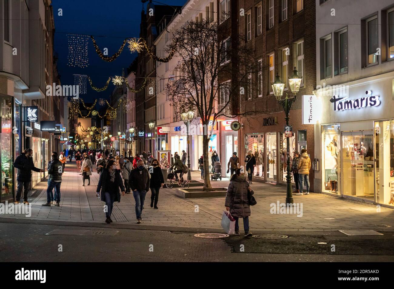 Advent weekend in the old town of Dusseldorf after the lockdown in the  Corona crisis - pedestrian zone Flinger Straße Stock Photo - Alamy