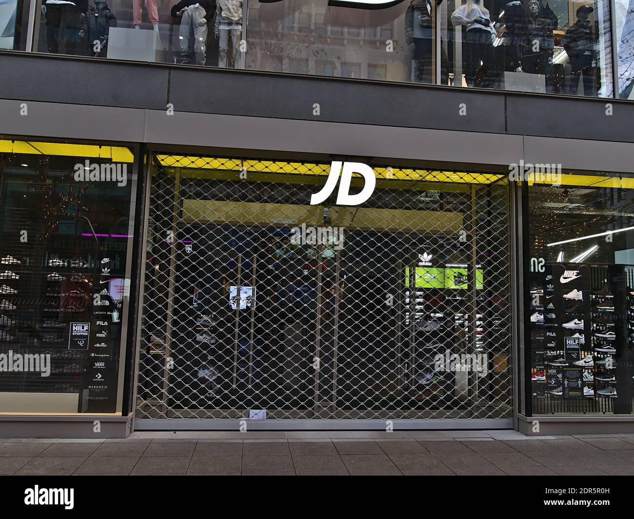 Front view of store of closed British sport-fashion retail company JD Sports during lockdown in shopping street Königstraße. Stock Photo