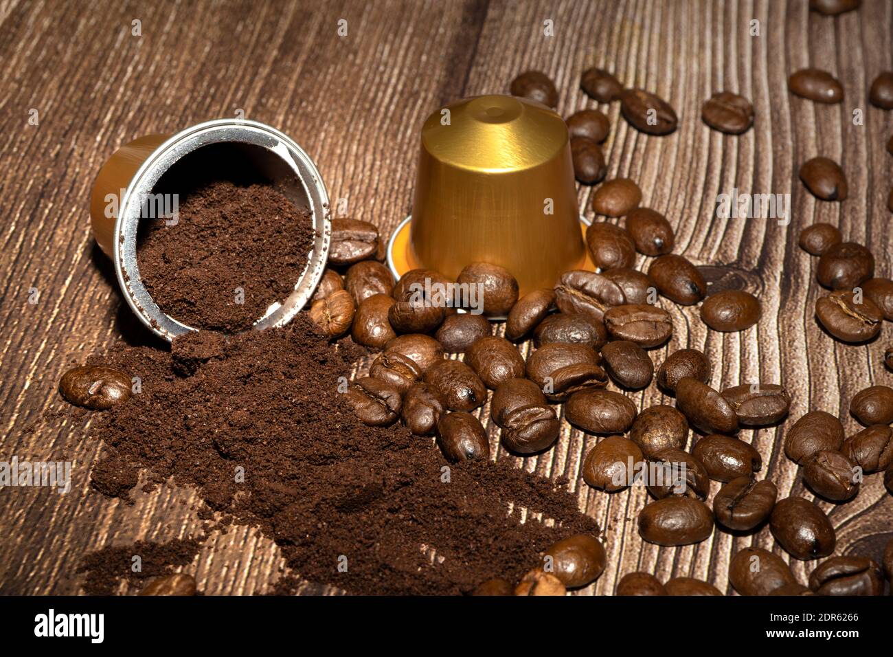Citron skuffet Spændende Open Espresso coffee capsule with grounded coffee inside. Coffee pods and  roasted coffee beans on wooden background. High quality photo Stock Photo -  Alamy