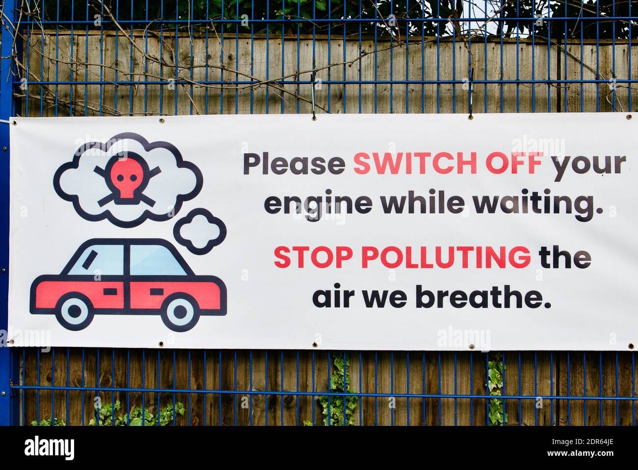 Sign instructing car drivers to switch off their engine and not idle to stop polluting the air outside a primary school. Air pollution high in London Stock Photo