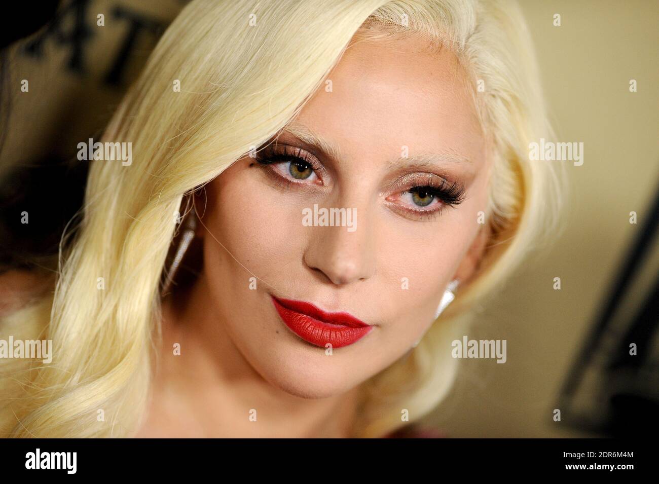 Fond Rouge à Lèvres Rouge Sur Les Lèvres Dune Femme, Lèvres De Femme Avec  Rouge à Lèvres, Photo De Photographie Hd, Visage Image de Fond Pour le  Téléchargement Gratuit - Pngtree, image size:1300x955