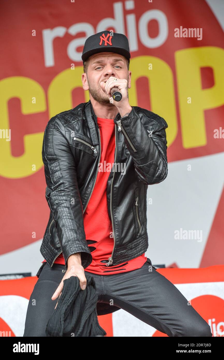 Keen'V en concert au Scoop Live sur la place Bellecour, à Lyon le 10  Octobre 2015. Photo Julien Reynaud/APS-Medias/ABACAPRESS.COM Stock Photo -  Alamy
