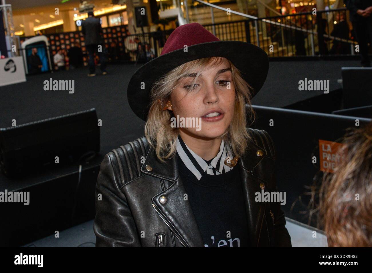 Camille Lou lors d'une emission de Radio Scoop en direct du centre  commercial La Part-Dieu a Lyon, France le 11 Novembre 2015. Photo Julien  Reynaud/APS-Medias/ABACAPRESS.COM Stock Photo - Alamy