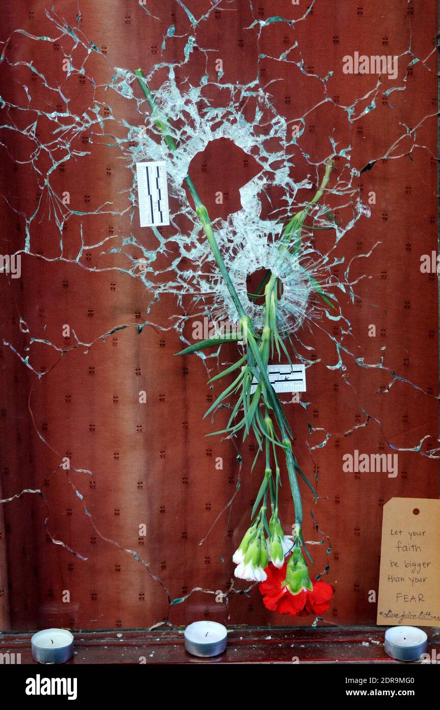 People paying tribute to the victims outside Le Carillon bar and le Petit Cambodge rue Bichat in Paris, France on November 15, 2015. Photo by Alain Apaydin/ABACAPRESS.COM Stock Photo