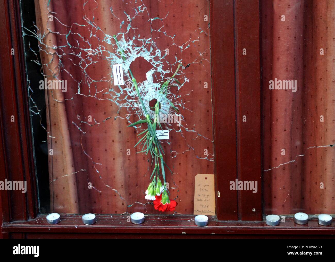 People paying tribute to the victims outside Le Carillon bar and le Petit Cambodge rue Bichat in Paris, France on November 15, 2015. Photo by Alain Apaydin/ABACAPRESS.COM Stock Photo