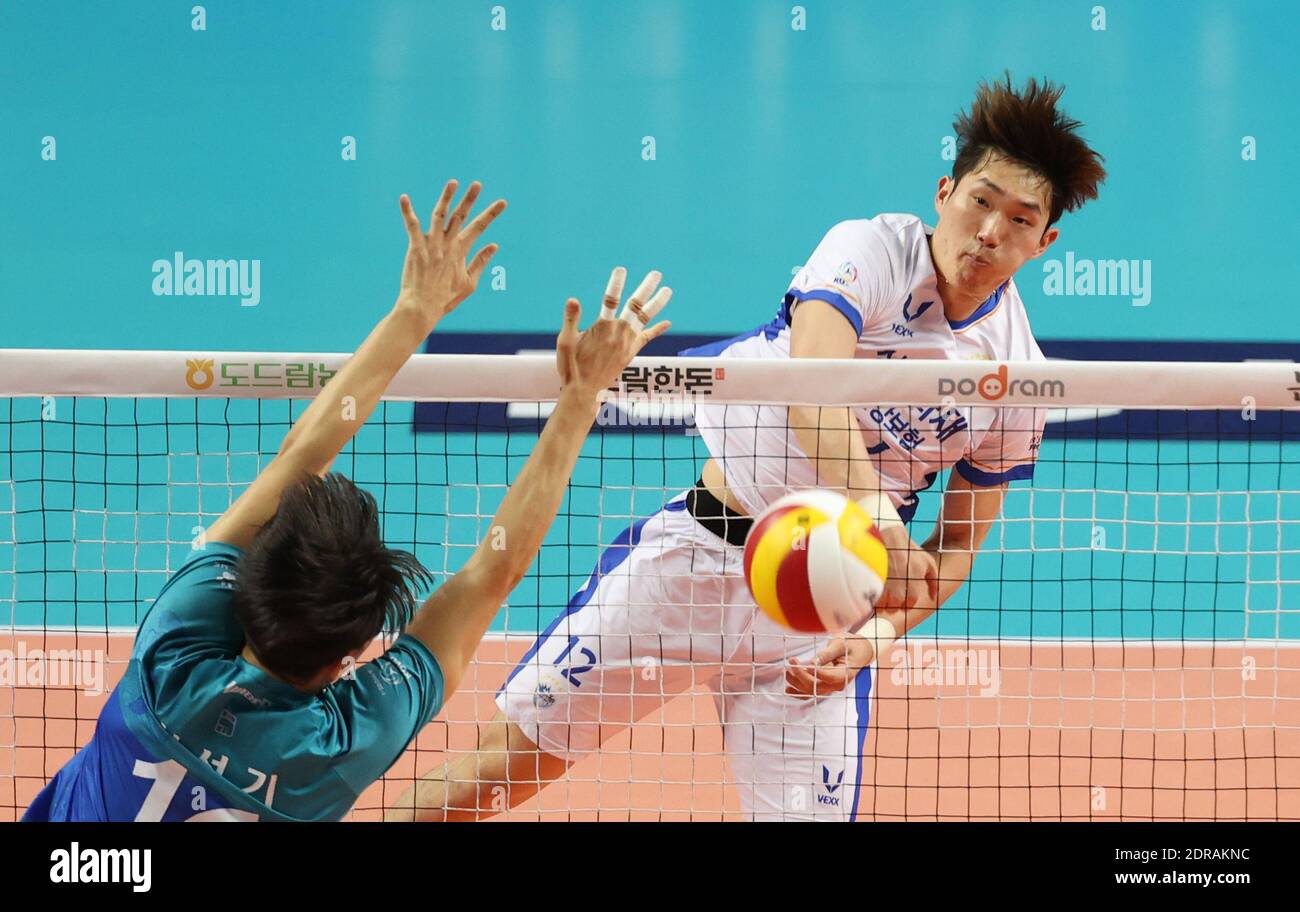 21st Dec, 2020. Pro volleyball game without fans Players belonging to