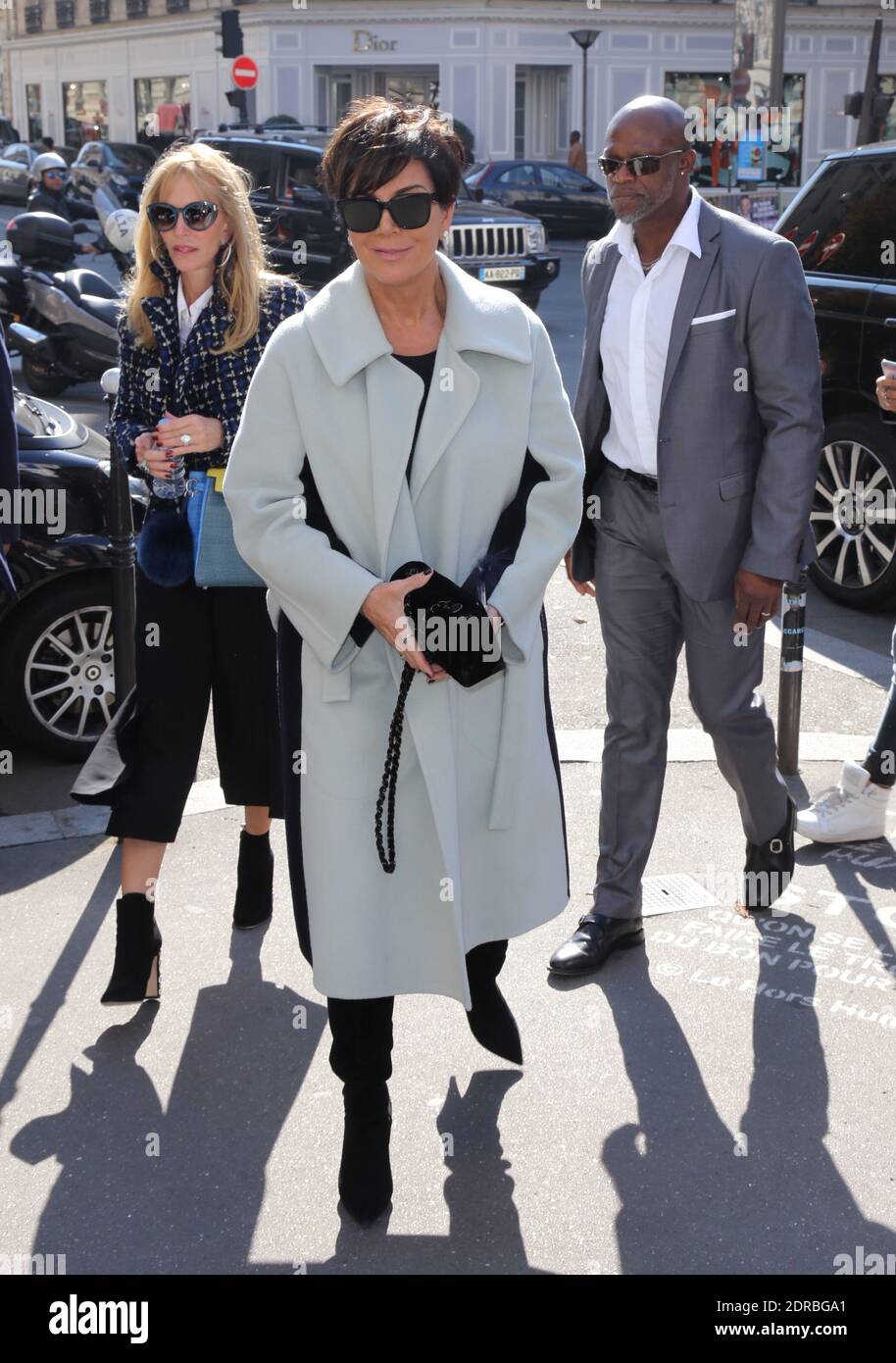 KRIS JENNER ARRIVE AU RESTAURANT L'AVENUE, AVENUE MONTAIGNE Photo by Nasser Berzane/ABACAPRESS.COM Stock Photo