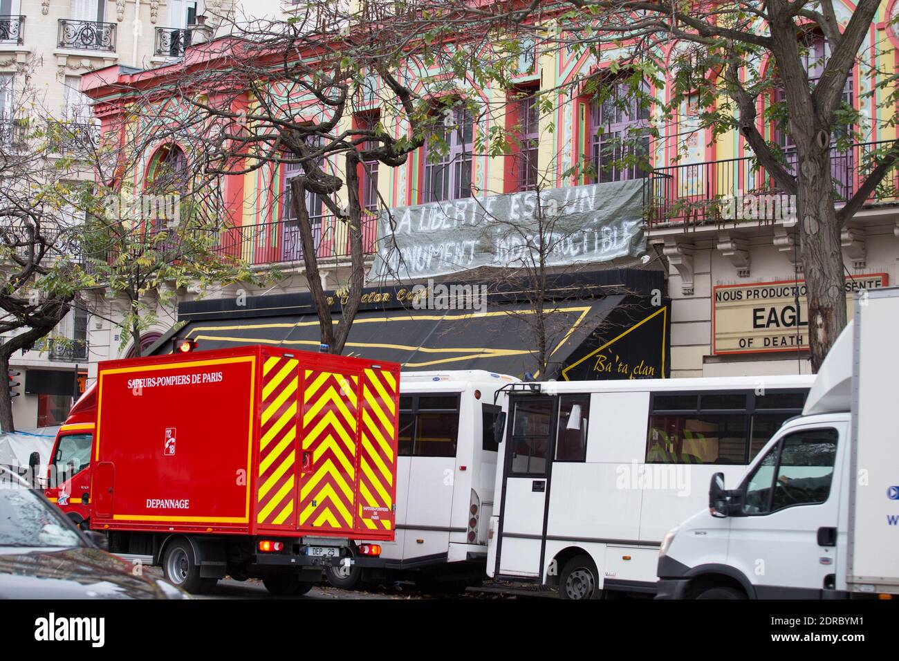 LE BATACLAN - ATTENTATS A PARIS - LES HOMMAGES EN CONTINUE Photo By ...