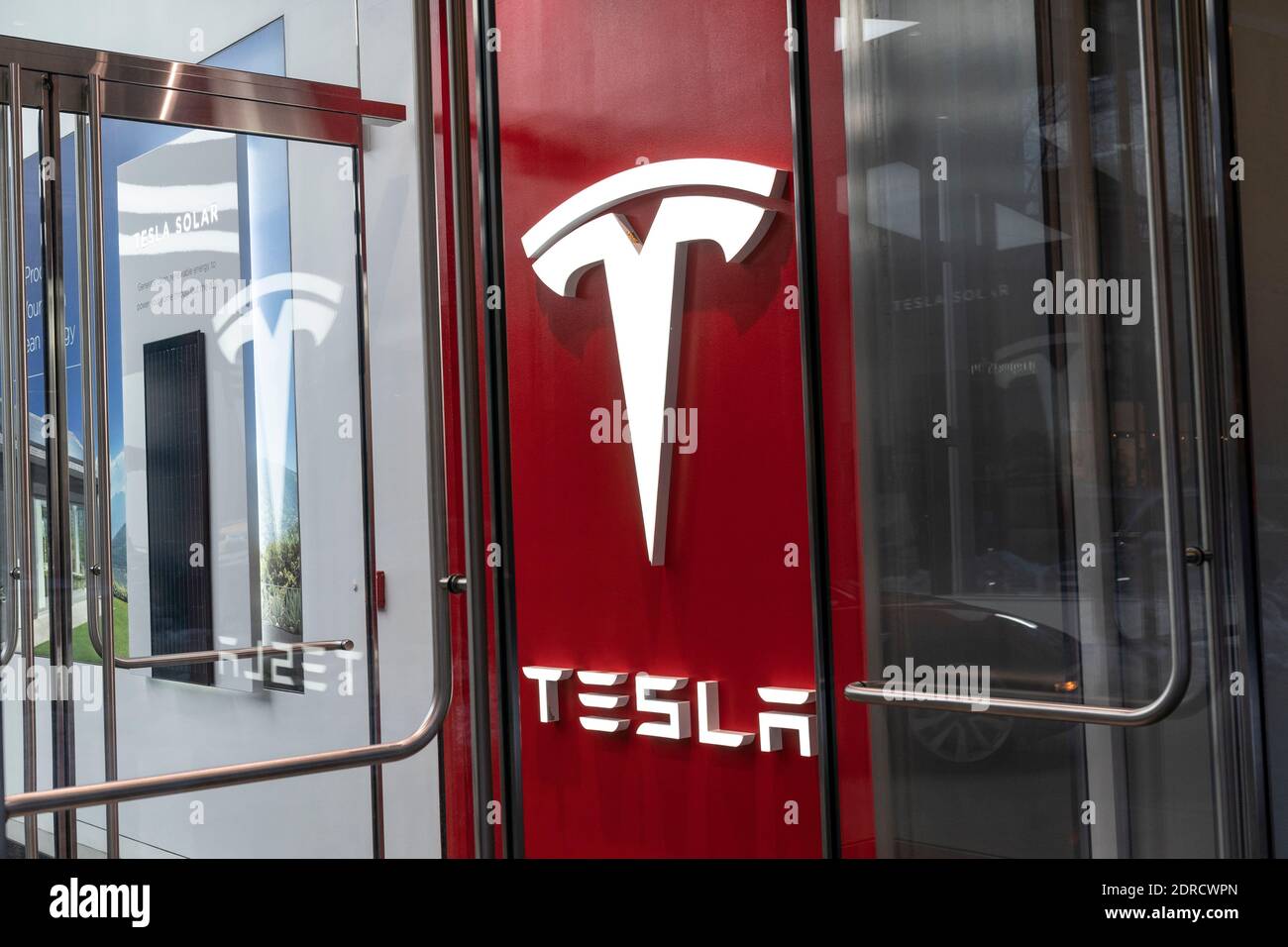 Tesla dealership new york hires stock photography and images Alamy