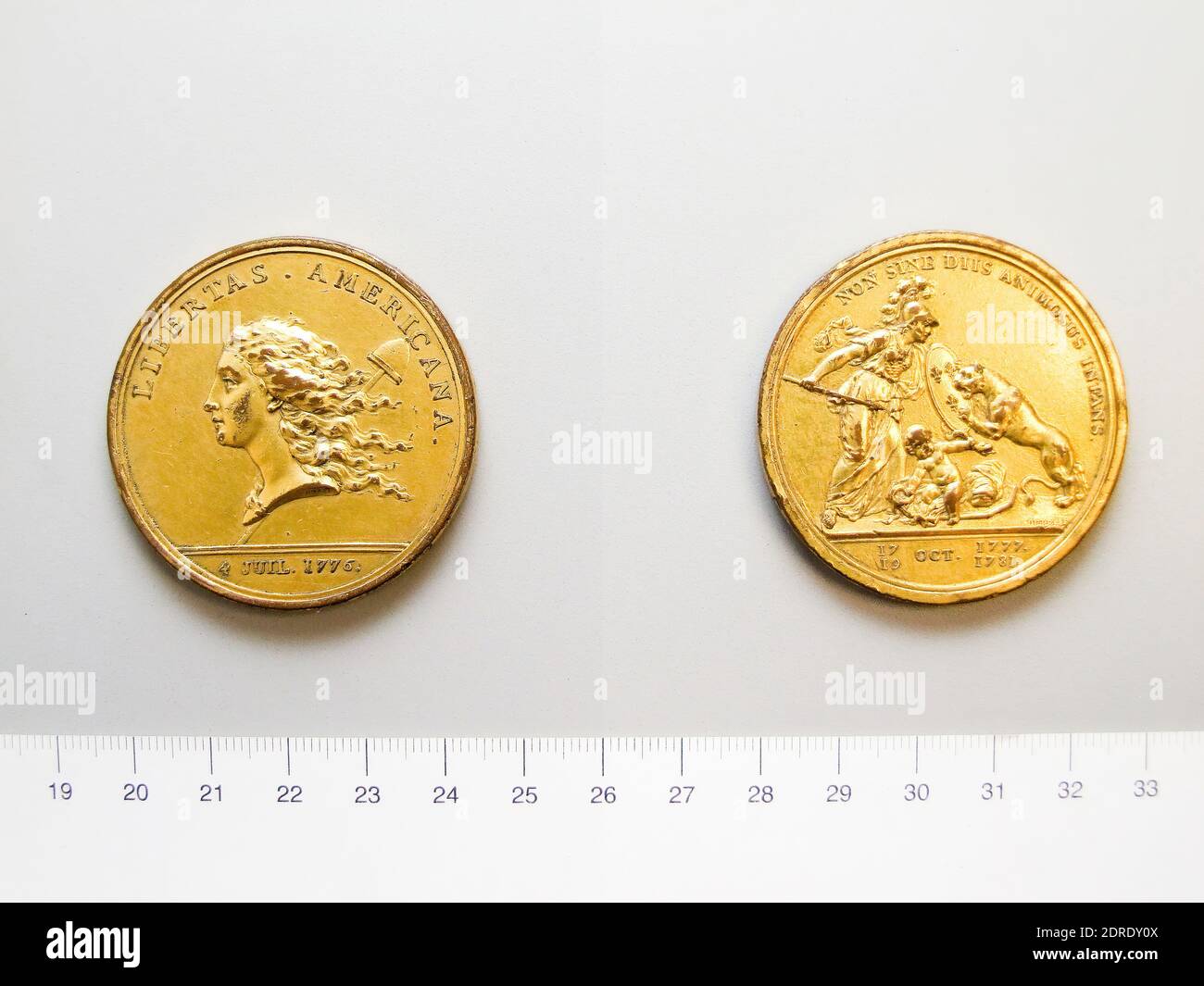 Mint: Paris, Artist: Augustin Dupré, French, 1748–1833, Gilt Libertas Americana Medal, Gilt, 51.37 g, 12:00, 48 mm, Made in Paris, France, American, 19th century, Numismatics Stock Photo