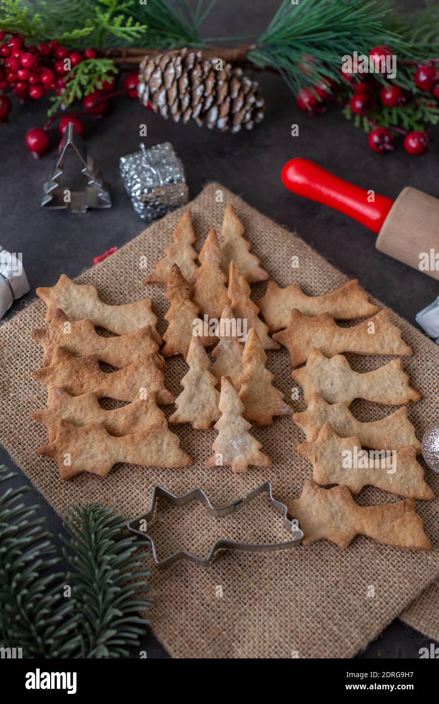 spekulatius-typical-german-christmas-cookies-on-a-festive-table-stock