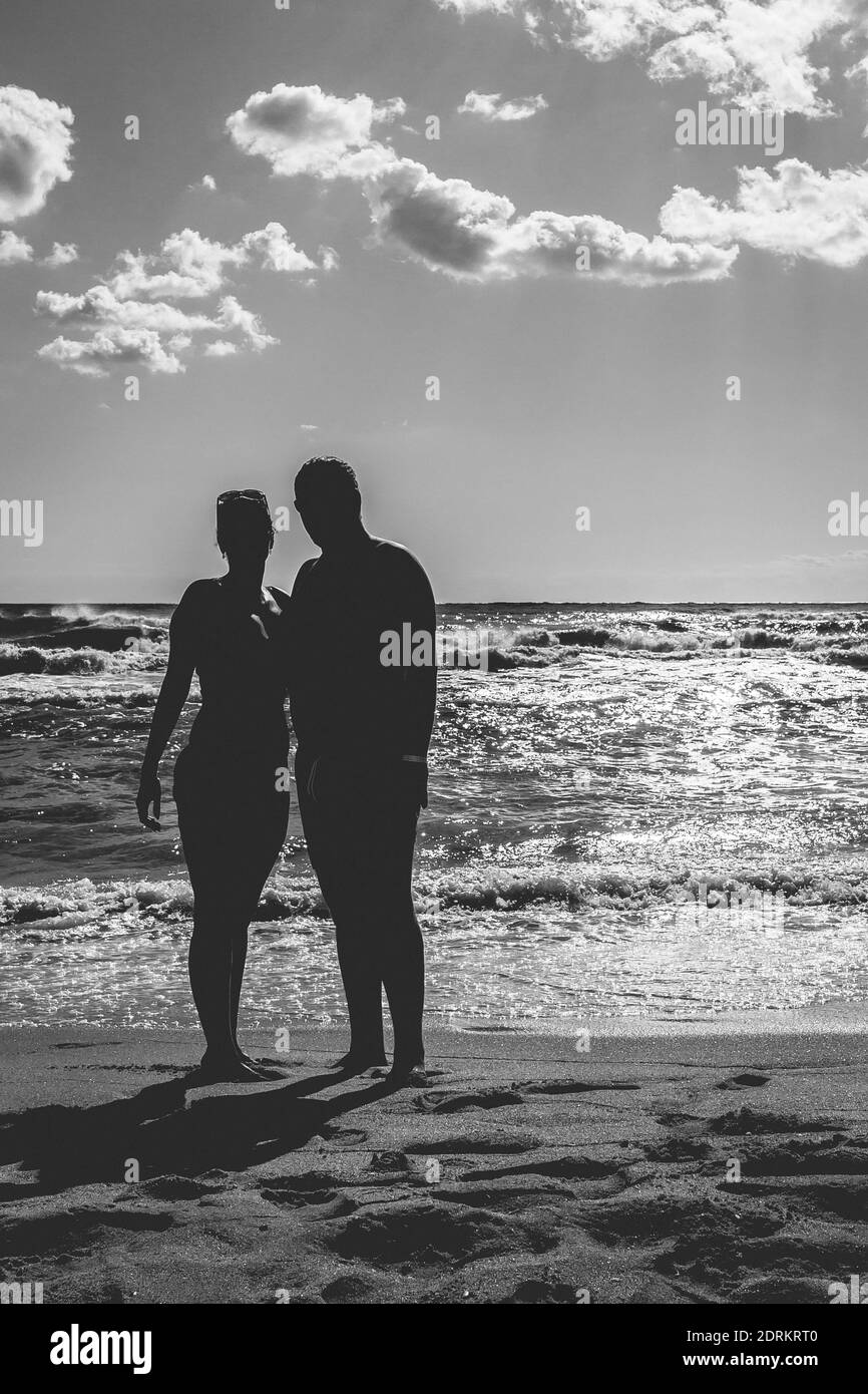 A silhouette of a couple on a sandy beach Stock Photo - Alamy