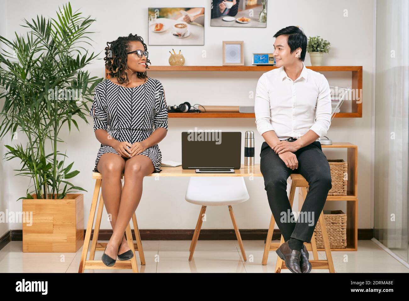 Females only and teamwork hi-res stock photography and images - Alamy