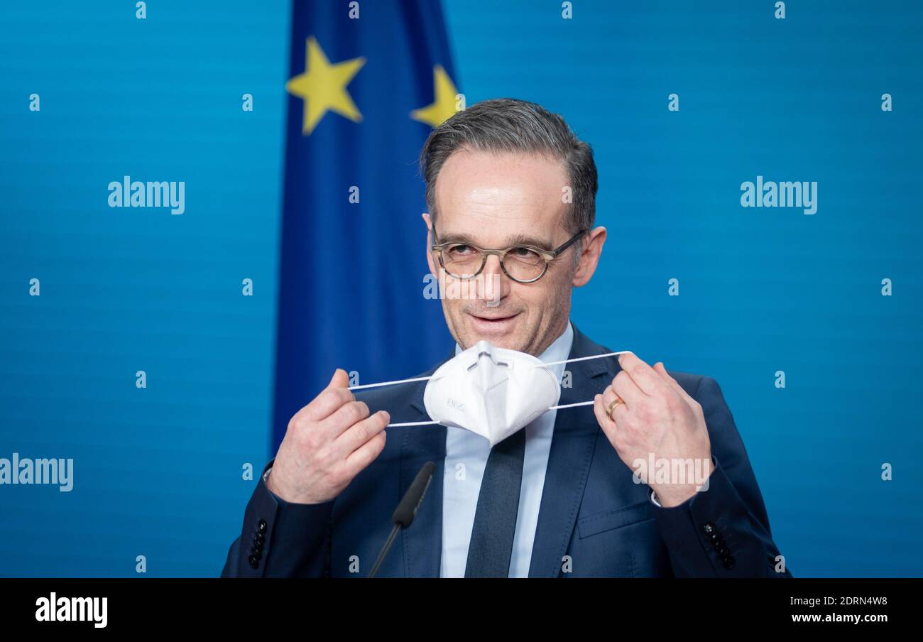 Berlin, Germany. 21st Dec, 2020. Heiko Maas (SPD), Foreign Minister, puts on his mouth-nose protection at the end of the press conference on the informal virtual meeting of the foreign ministers of the member states of the Vienna nuclear agreement - JCPoA. Credit: Kay Nietfeld/dpa/Alamy Live News Stock Photo