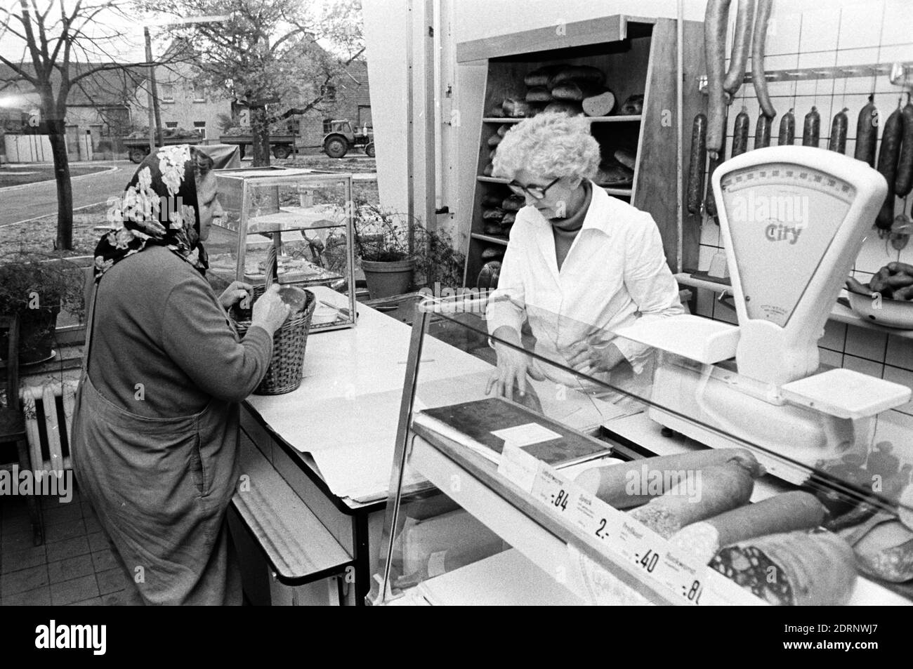 15 October 1981, Saxony, Eilenburg In a specialist shop for sausages and meat products in the