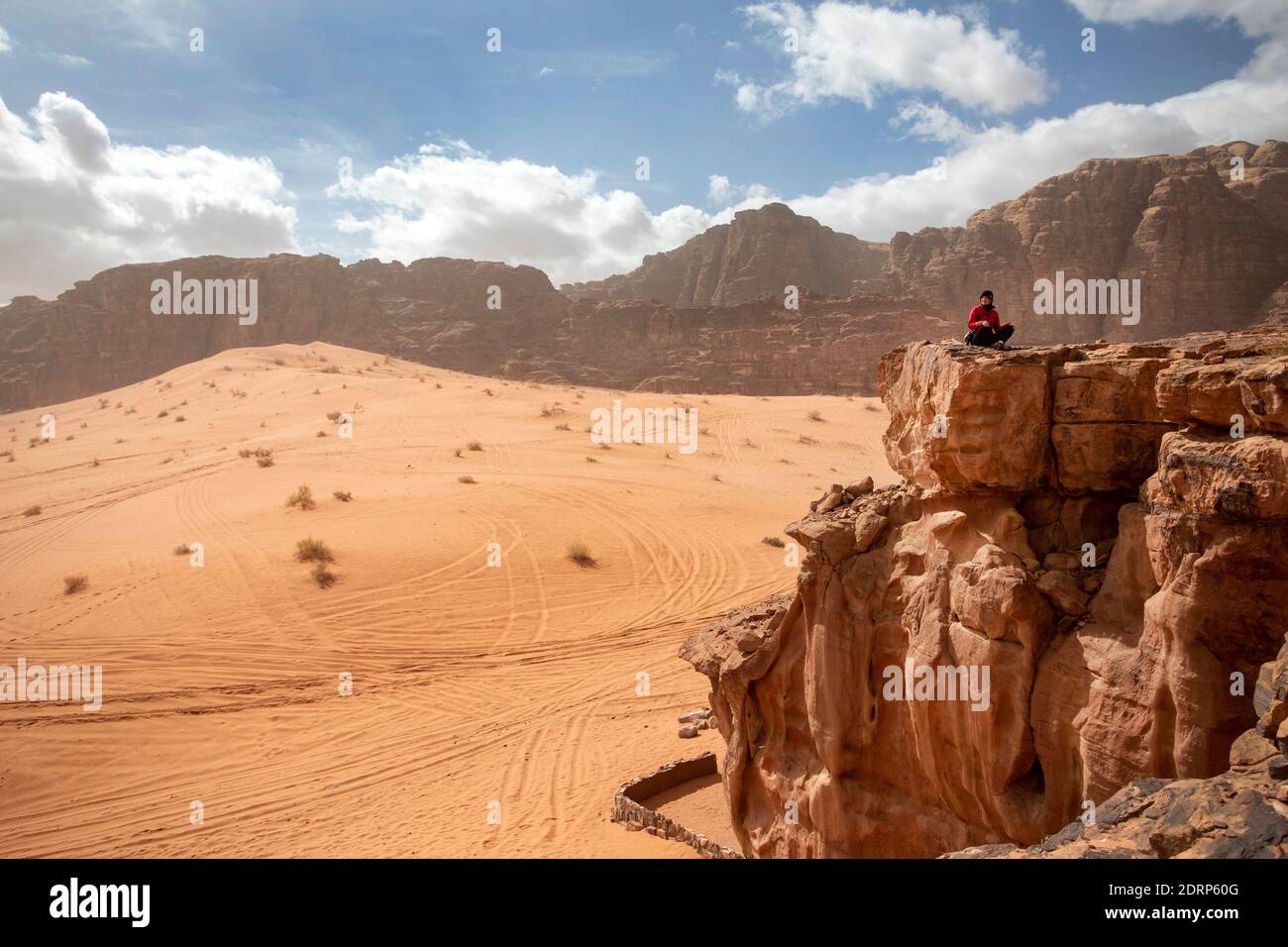 Turist in Wadi Rum Desert, Jordan, feb 2020, weeks before the global lockdown due to the pandemic Stock Photo - Alamy
