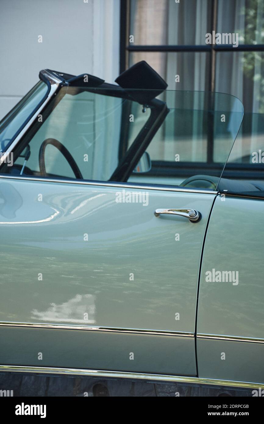 Car parked in city hi-res stock photography and images - Alamy