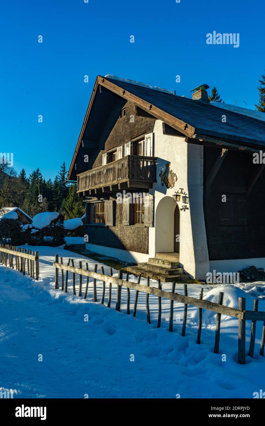 alpine hut in Austria. beautiful alp, holiday home in the first snow. Ferienhaus im Winter auf den Vorarlberger Bergen. Haus mit alleinstehendem Baum Stock Photo