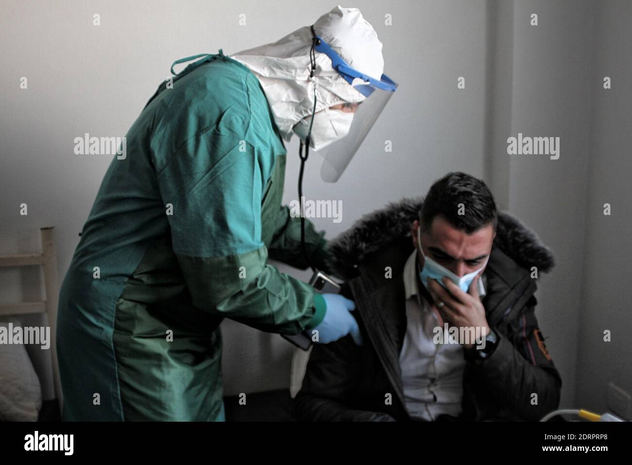 Idlib, Idlib Governorate, Syria. 21st Dec, 2020. Nurses care for a coronavirus COVID-19 patient in hospital at Idlib Governorate northern Syria. Credit: Mahamad Kazmooz/Quds Net News/ZUMA Wire/Alamy Live News Stock Photo