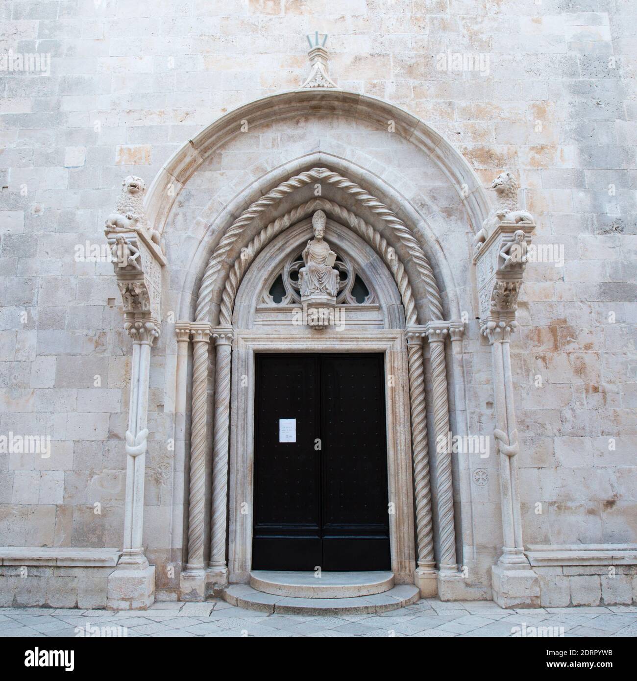 Korčula Town, Korčula, Dubrovnik-Neretva, Croatia. The west door of St Mark's Cathedral. Stock Photo