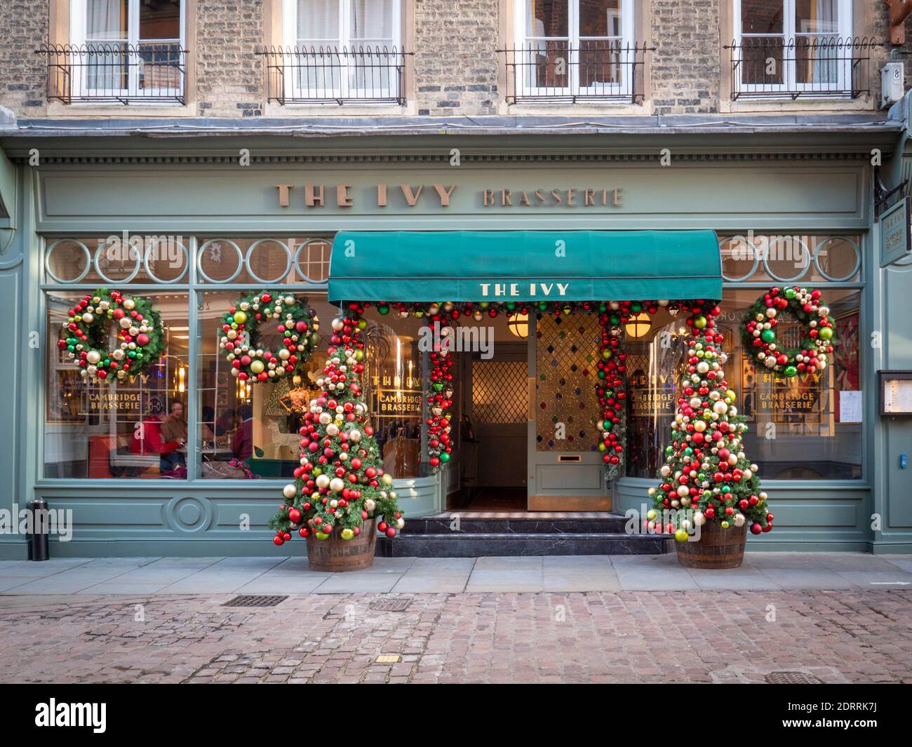The Ivy Restaurant In Cambridge Uk With Christmas Decorations Outside 2DRRK7J 