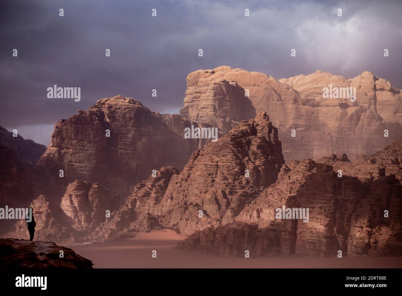 Turist in Wadi Rum Desert, Jordan, feb 2020, just a few weeks before the global lockdown due to the pandemic Stock Photo