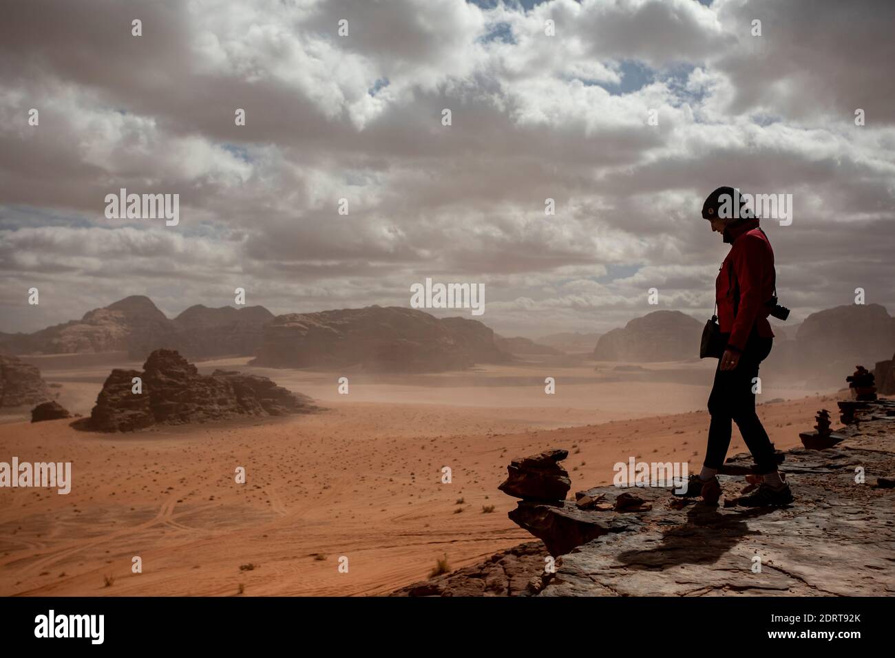 Turist in Wadi Rum Desert, Jordan, feb 2020 Stock Photo