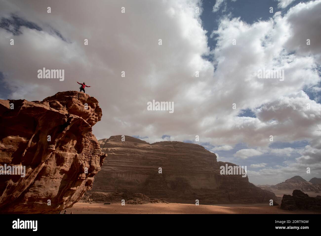 Turist in Wadi Rum Desert, Jordan, feb 2020, just a few weeks before the global lockdown due to the pandemic Stock Photo