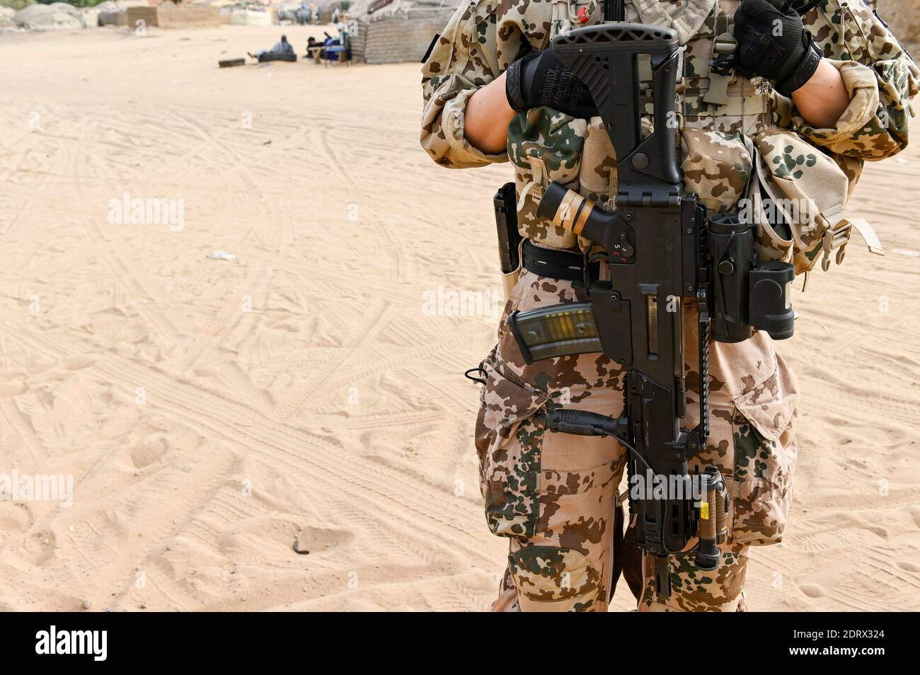 MALI, Gao, Minusma UN peace keeping mission, Camp Castor, german army  Bundeswehr, german female soldier in desert camouflage uniform equipped  with HK Heckler and Koch machine gun G36 / MALI, Gao, Minusma