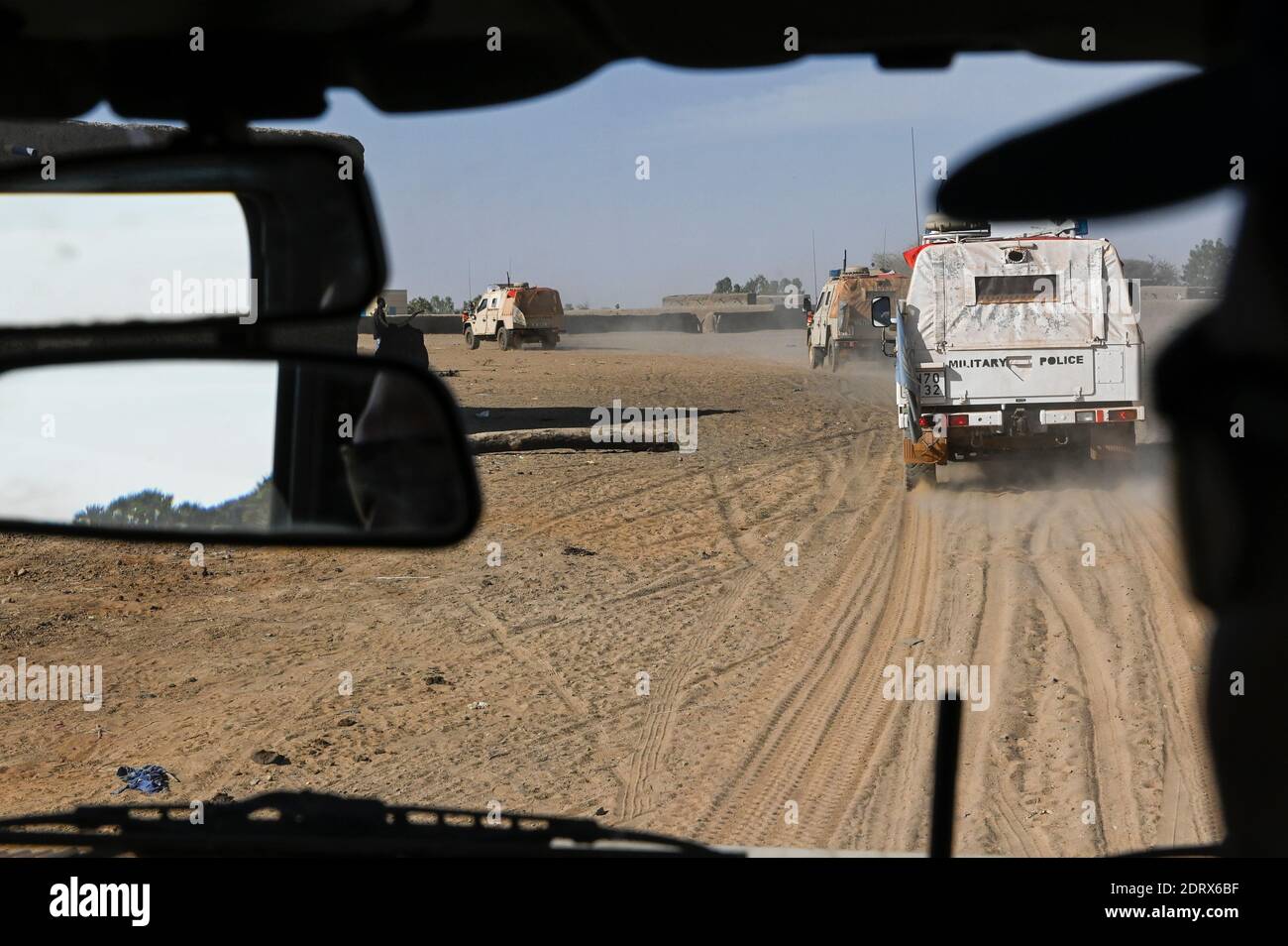 MALI, Gao, Minusma UN peace keeping mission, german army Bundeswehr, patrol in the desert / MALI, Gao, UN Mission Minusma, Multidimensionale Integrierte Stabilisierungsmission der Vereinten Nationen in Mali, Bundeswehr Fahrzeug Konvoi auf Patrouille in der Wueste, hohe Gefahr von durch Terroristen gelegten Sprengfallen Stock Photo