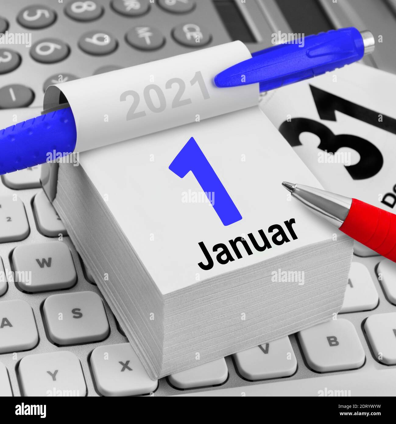 Kalender 1. Januar 2021 mit  PC Keyboard und Rechner Stock Photo