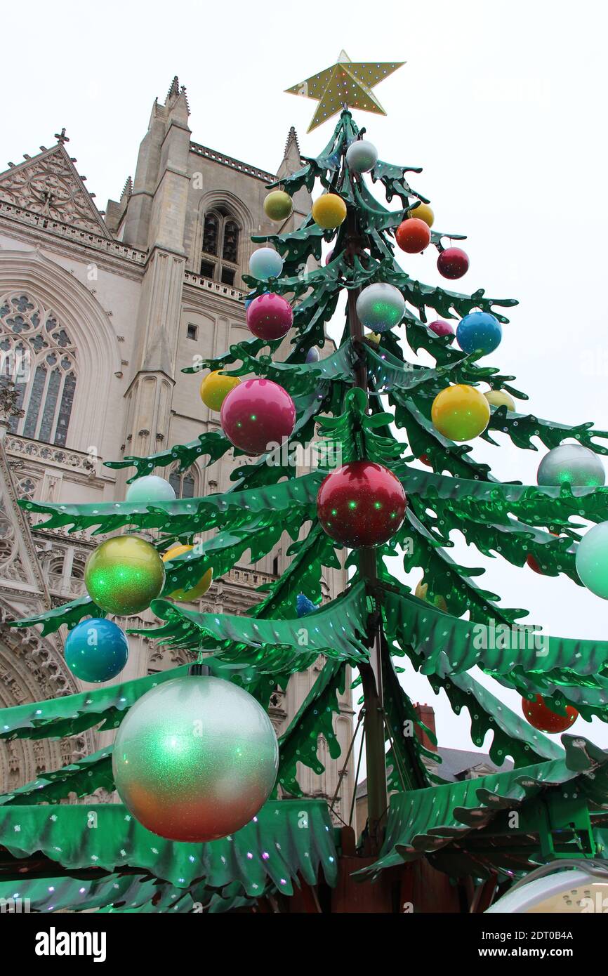 christmas tree and saintpierreetsaintpaul cathedral in nantes (france Stock Photo Alamy
