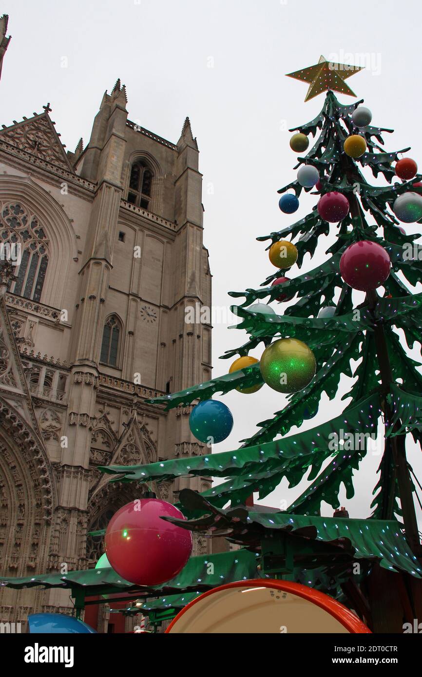 christmas tree and saintpierreetsaintpaul cathedral in nantes (france Stock Photo Alamy