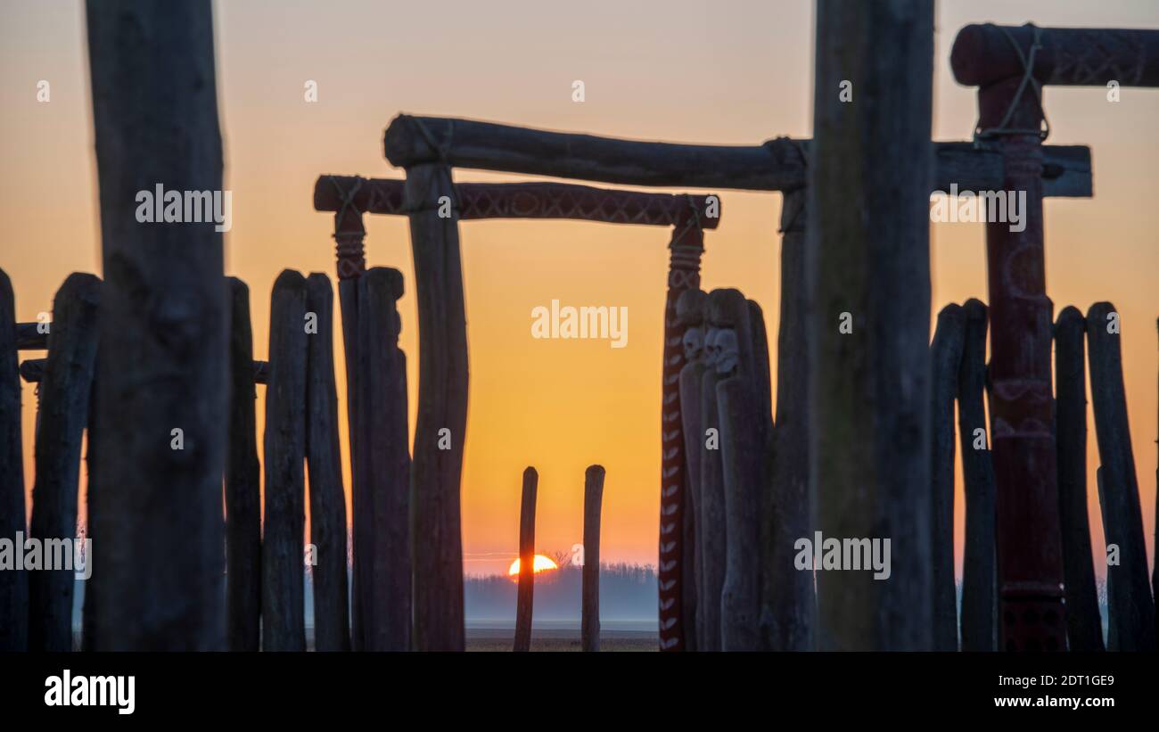 Pömmelte, Saxony-Anhalt, Germany. 21st Dec 2020. The sun rises on the day of the winter solstice at the Pömmelte ring sanctuary. The prehistoric cult site is also called the German Stonehenge by archaeologists. Credit: Mattis Kaminer/Alamy Live News Stock Photo