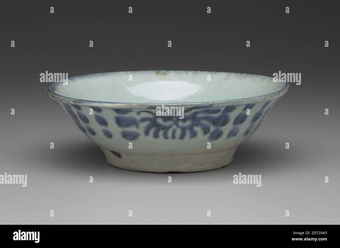Bowl, early 7th–9th century, Underglaze Blue and inscription, 2 1/4 × 6 13/16 in. (5.7 × 17.3 cm), China, Chinese, Tang dynasty (618–907 C.E.), Containers - Ceramics Stock Photo