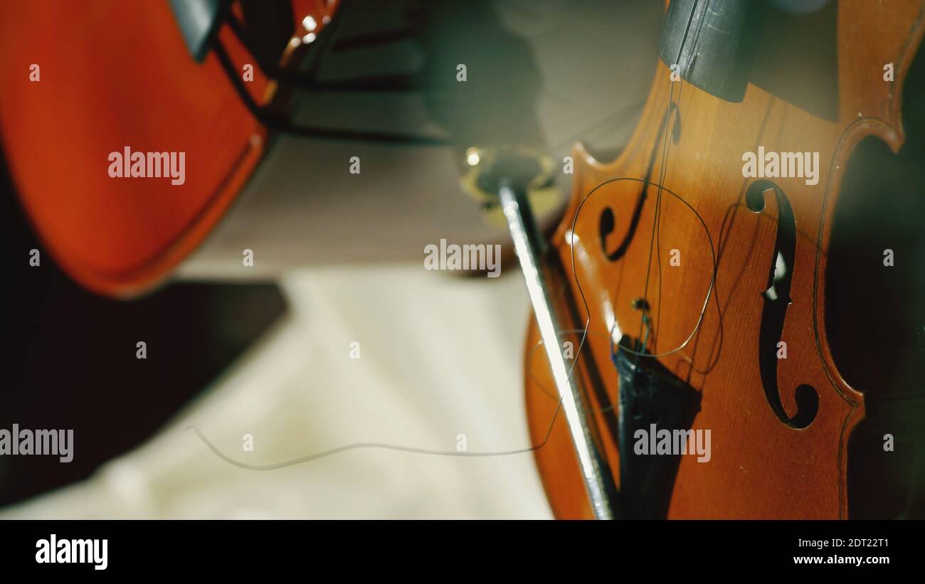 Broken violin string hires stock photography and images Alamy