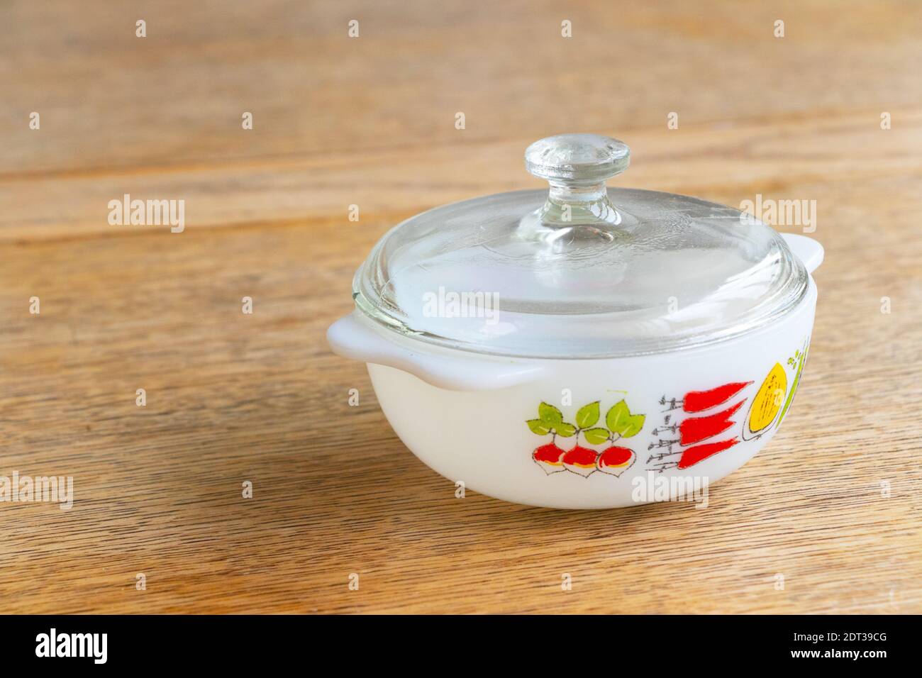 1960s Pyrex dish in Harvest pattern with lid Stock Photo